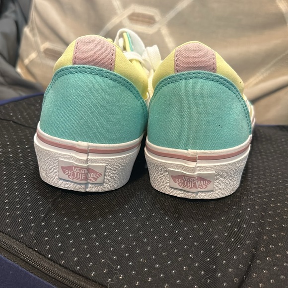 Vans - Picture 3 of 10